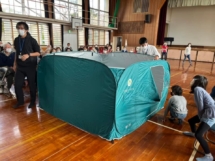 パーテーション組立実演、説明